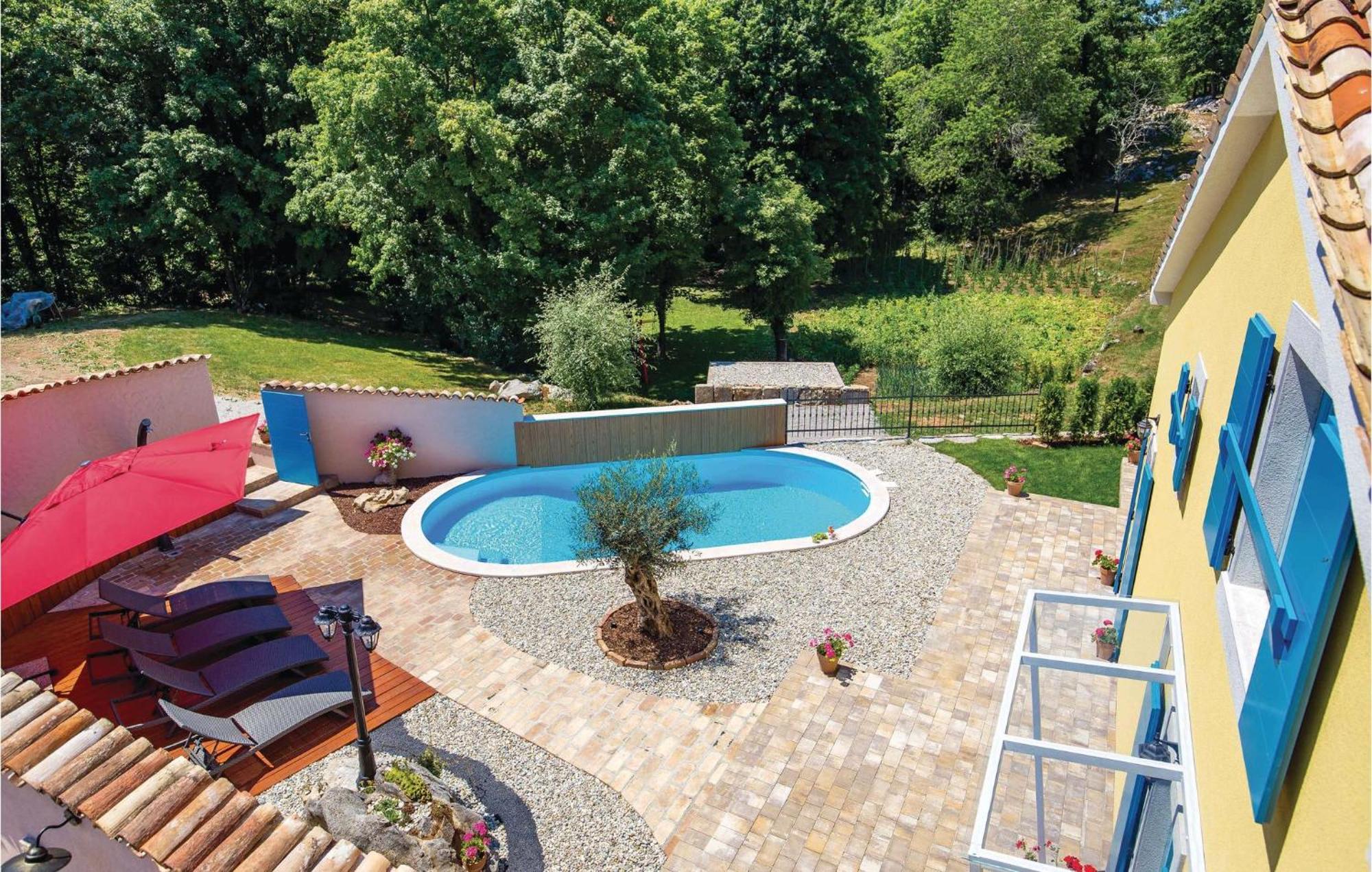 Stunning Home In Jurdani With Wifi Mucici Exterior photo