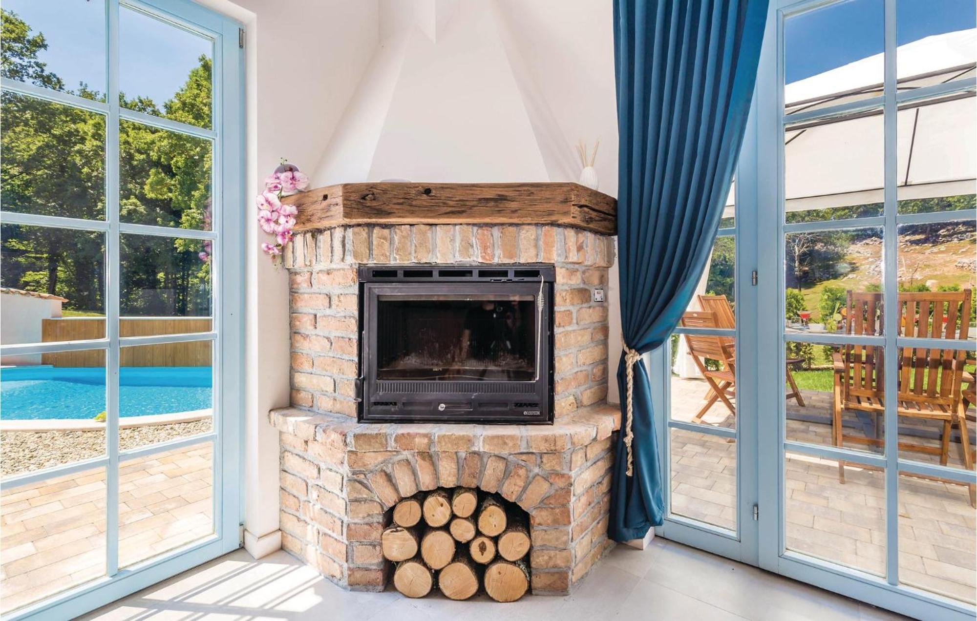 Stunning Home In Jurdani With Wifi Mucici Exterior photo