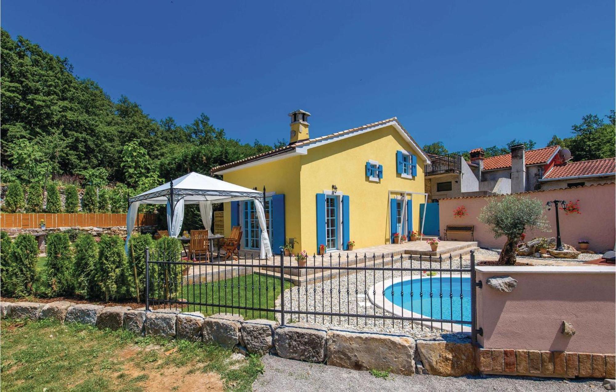 Stunning Home In Jurdani With Wifi Mucici Exterior photo