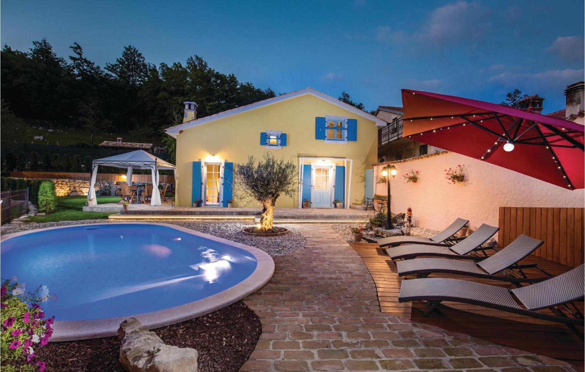 Stunning Home In Jurdani With Wifi Mucici Exterior photo