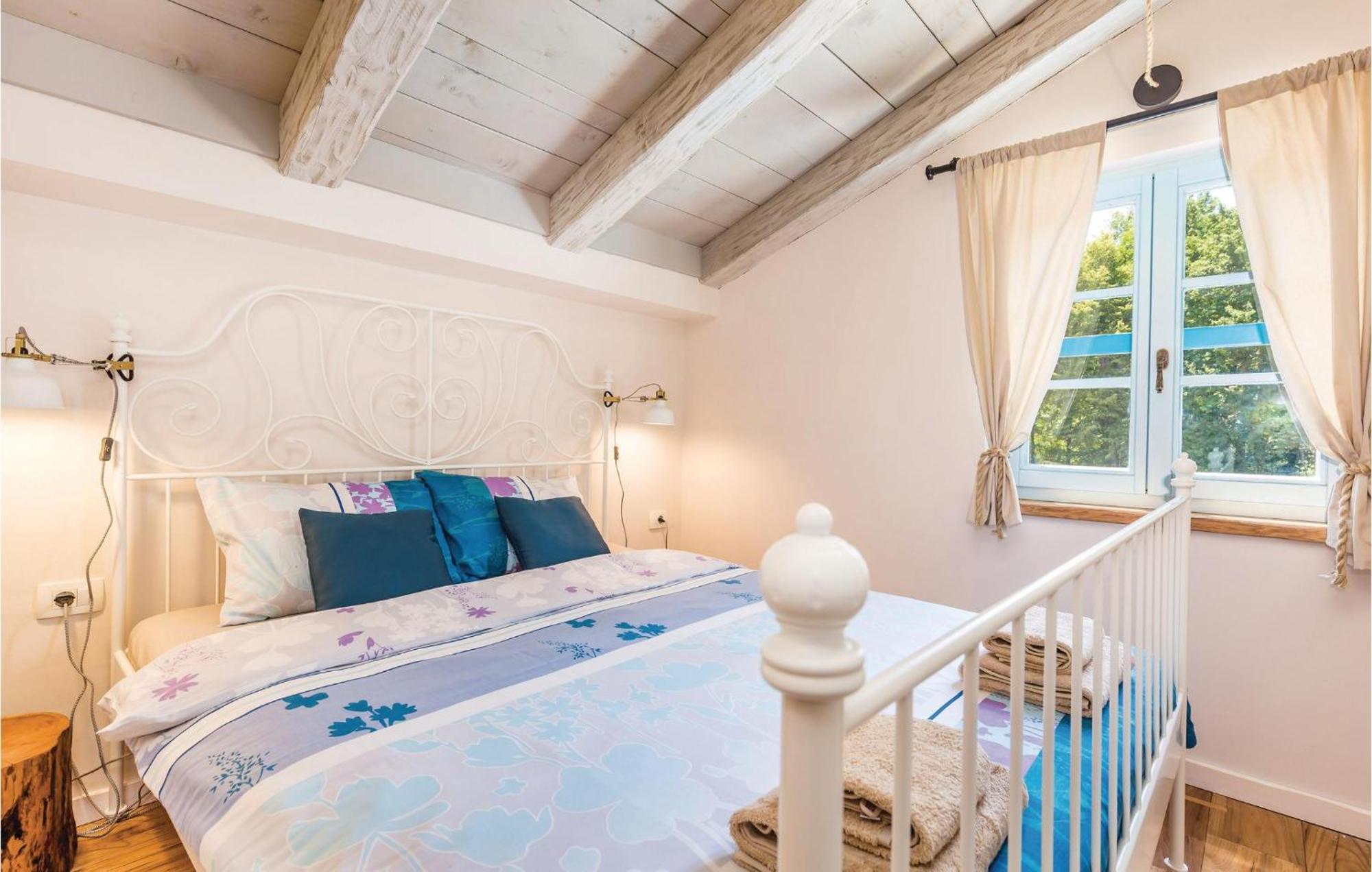 Stunning Home In Jurdani With Wifi Mucici Exterior photo