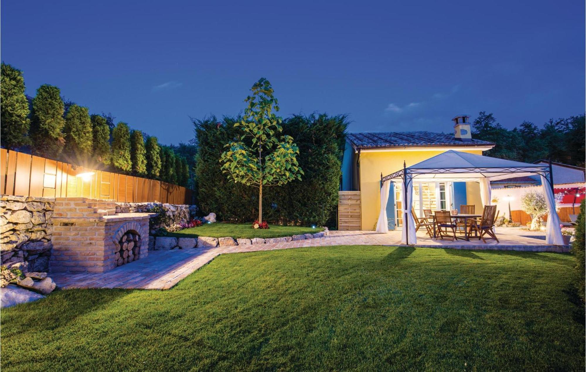 Stunning Home In Jurdani With Wifi Mucici Exterior photo